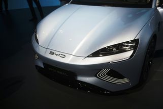 Konec dlouhého nabíjení. Automobilka BYD rozšiřuje nabídku vozů, kterým stačí jen 5 minut na nabíječce